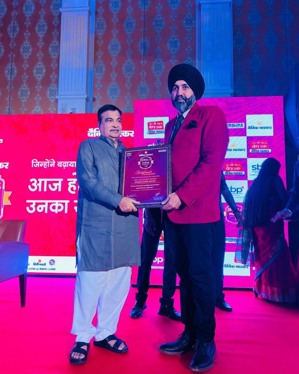 Ravinder Singh ji receiving the Certificate of Excellence from Shri Nitin Gadkari ji